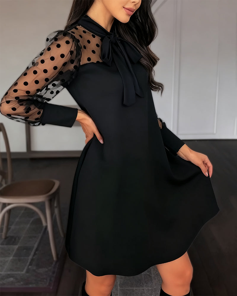 Elegant Helfarget Kjole Med Båndsøm