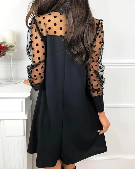 Elegant Helfarget Kjole Med Båndsøm