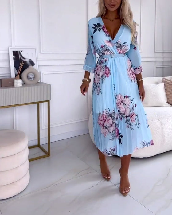 Elegant plissert kjole med blomstertrykk