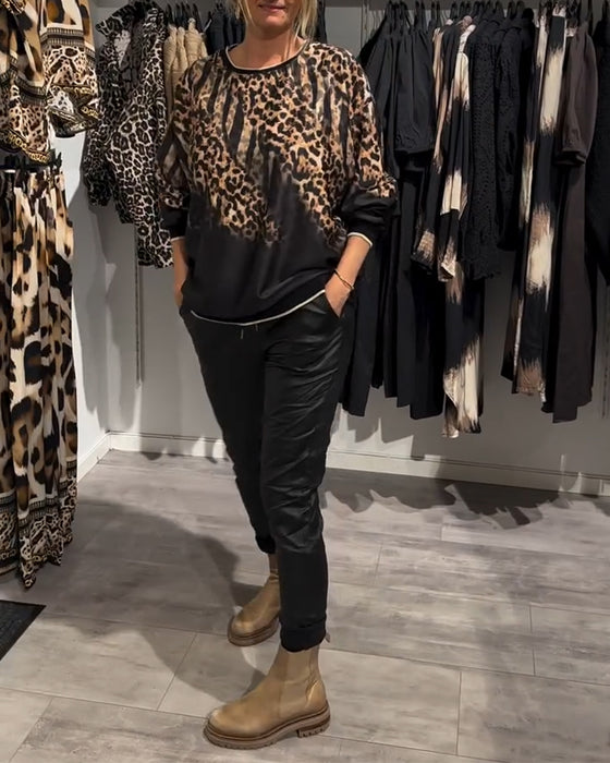 Uformell bluse med rund hals i leopardmønster