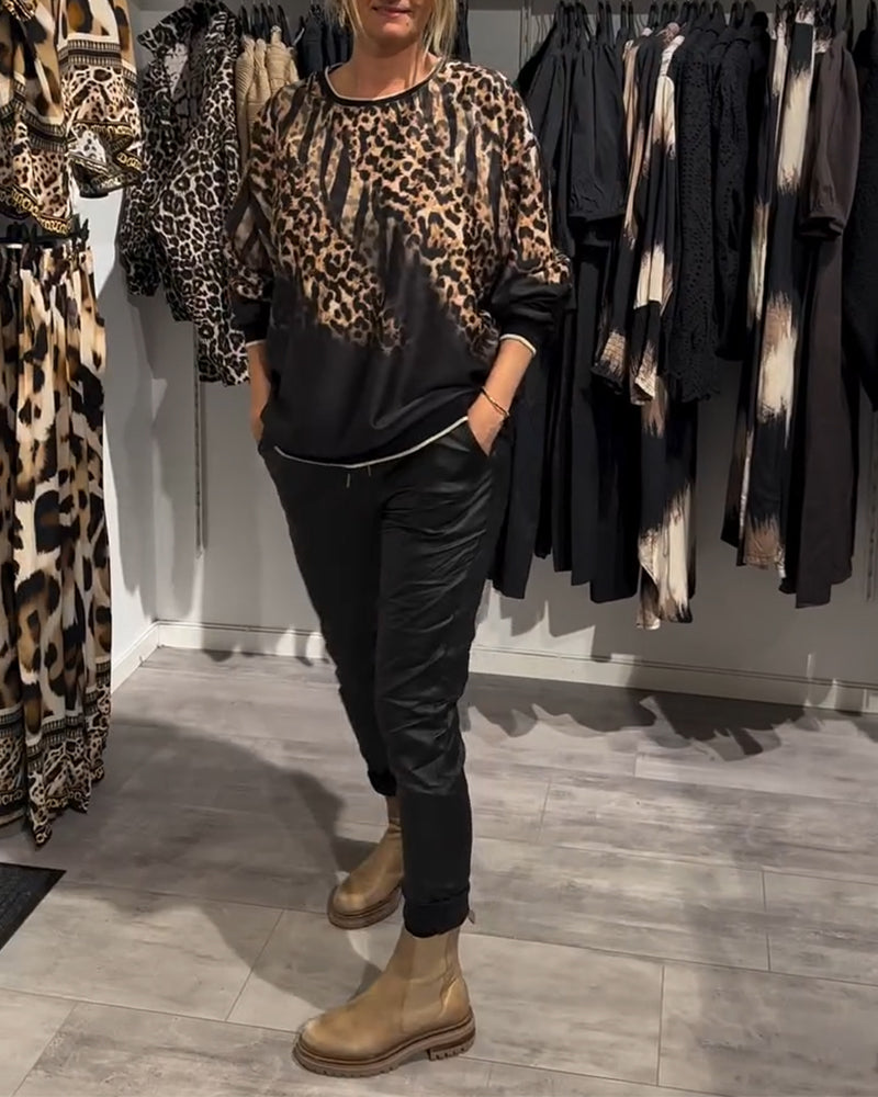 Uformell bluse med rund hals i leopardmønster
