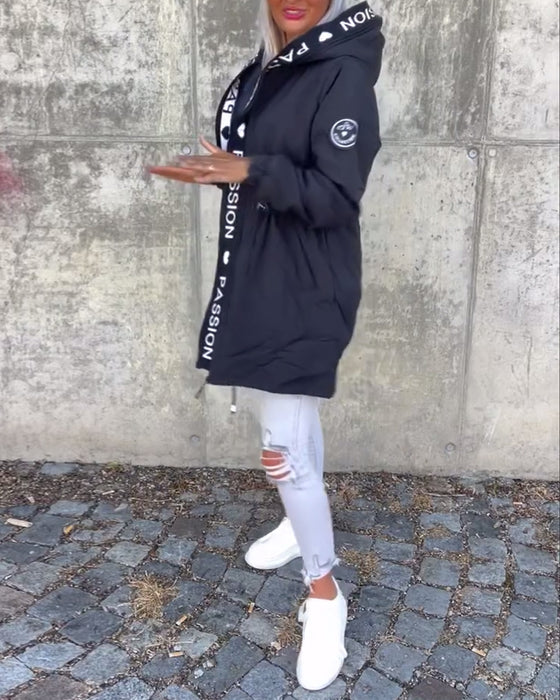 Uformell hettejakke med snøring med bokstavtrykk