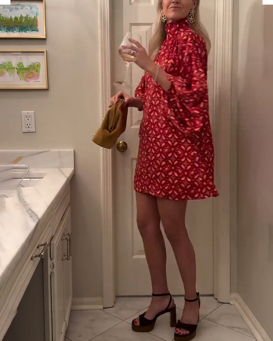 Stilfull Trykket Kjole Med Høy Hals Og Puffermer