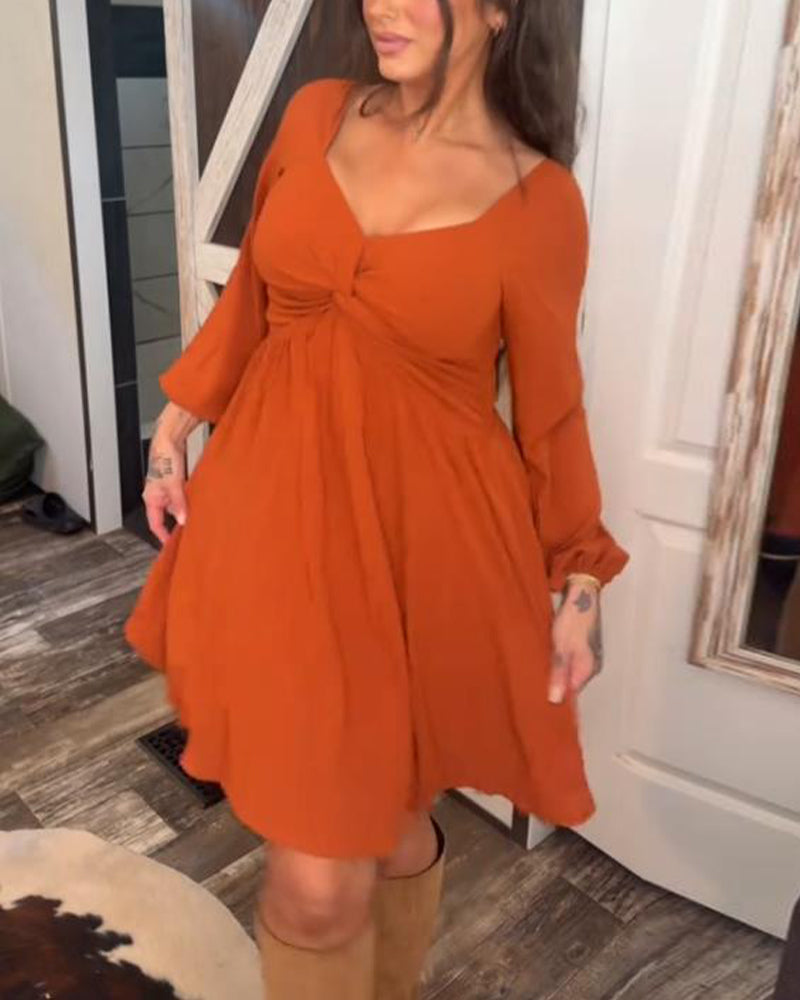 Kjole Med Vridet Detalj, V-Krage Design Och Temperamental Stil