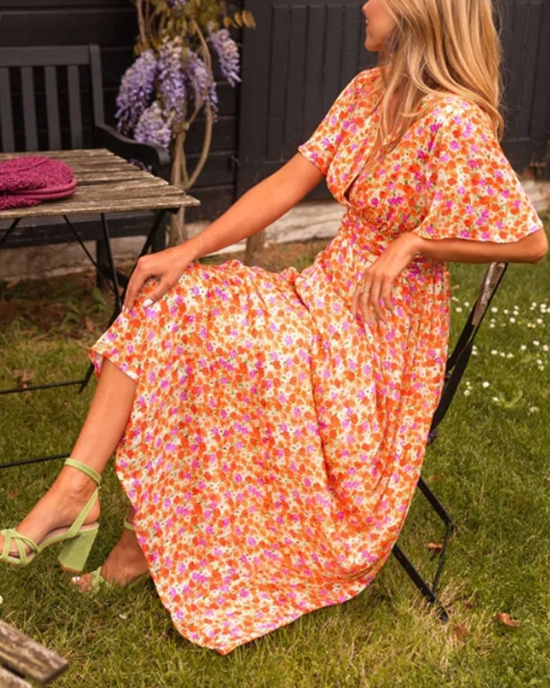 Blomstret kjole med V-hals