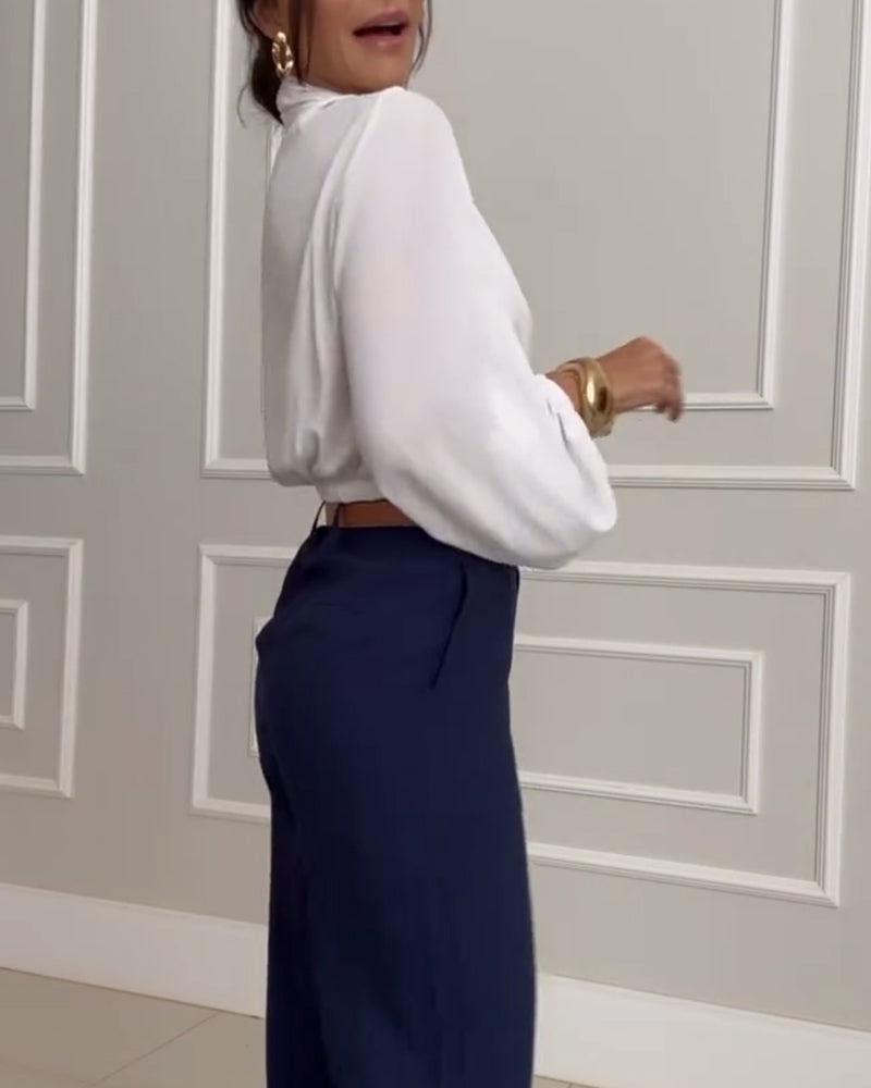 Mote ensfarget bluse med V-hals med lanterne