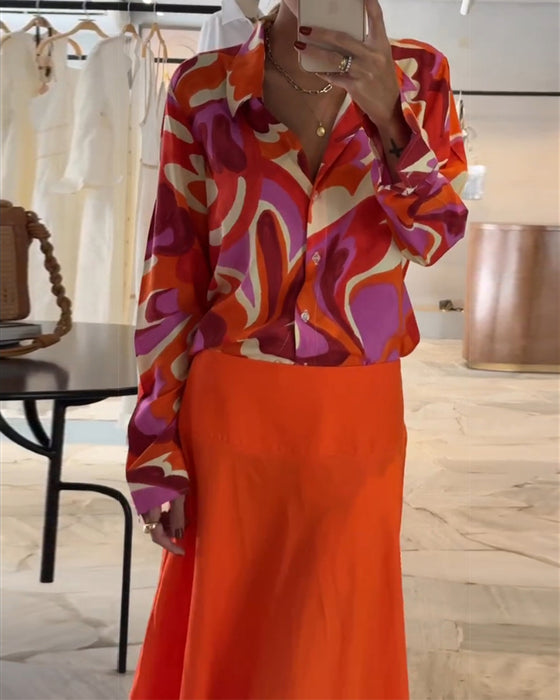 Fargerik bluse med revers og trykk med knapper