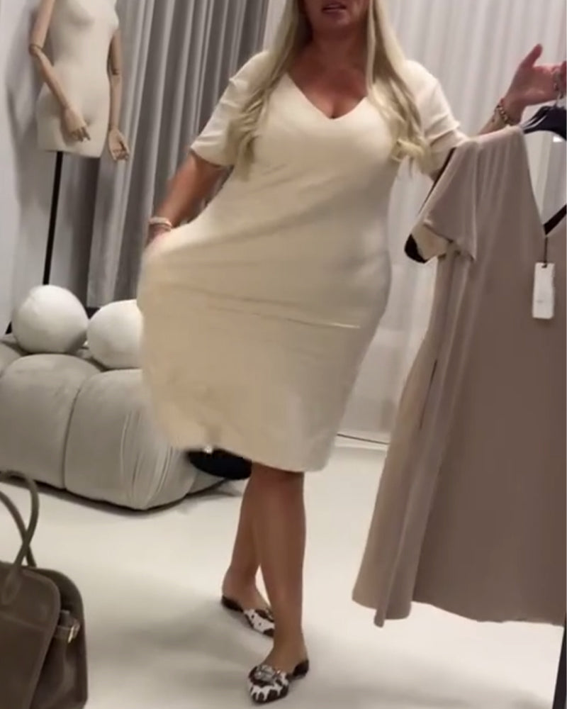 Moteriktig Og Elegant Kjole Med V-Hals