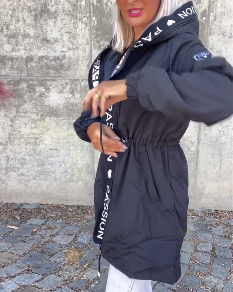 Uformell hettejakke med snøring med bokstavtrykk