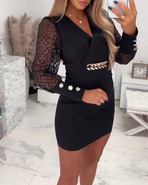 Kjole Med V-Hals Kjedeknapper Og Meshpatchwork