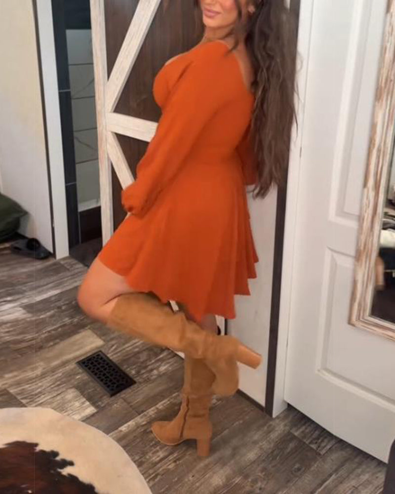 Kjole Med Vridet Detalj, V-Krage Design Och Temperamental Stil