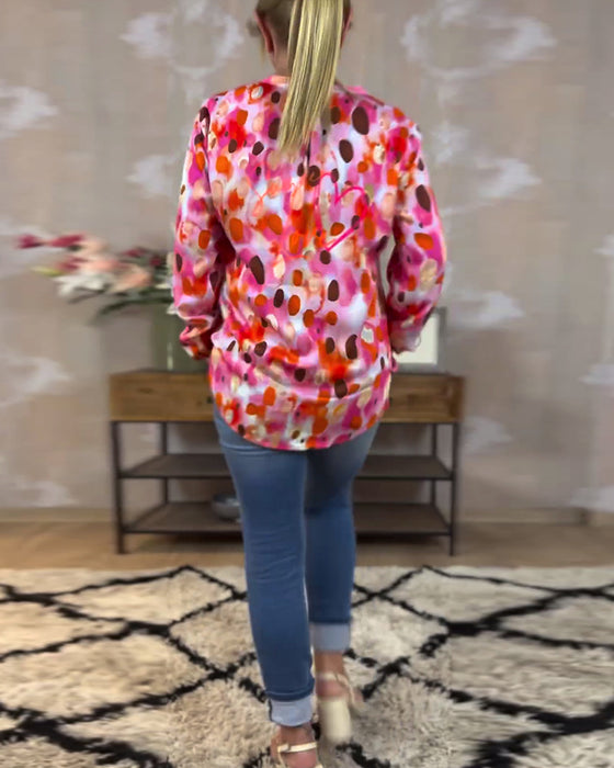 Fargerik motebluse med V-hals og lange ermer