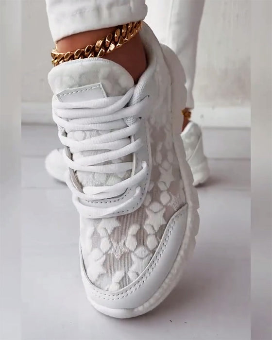 Enkle ensfargede pustende sneakers med snøring