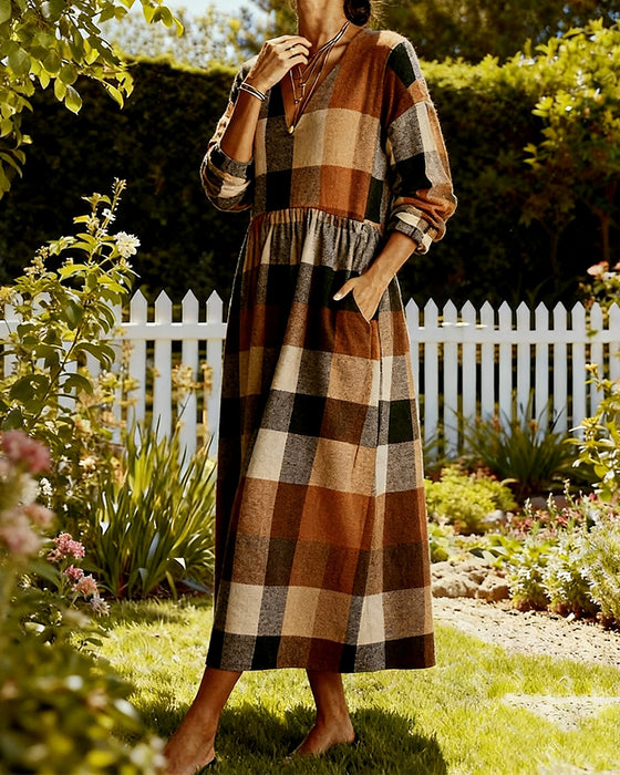 Stilfull Kjole Med Rutemønster Og V-Utringning