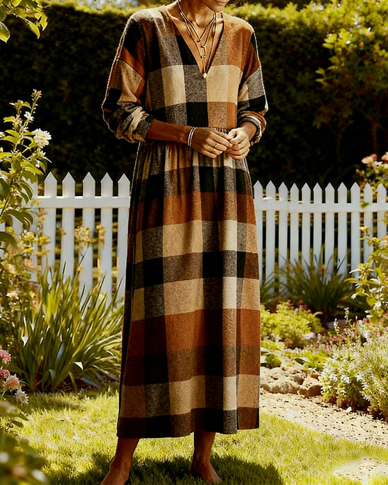 Stilfull Kjole Med Rutemønster Og V-Utringning