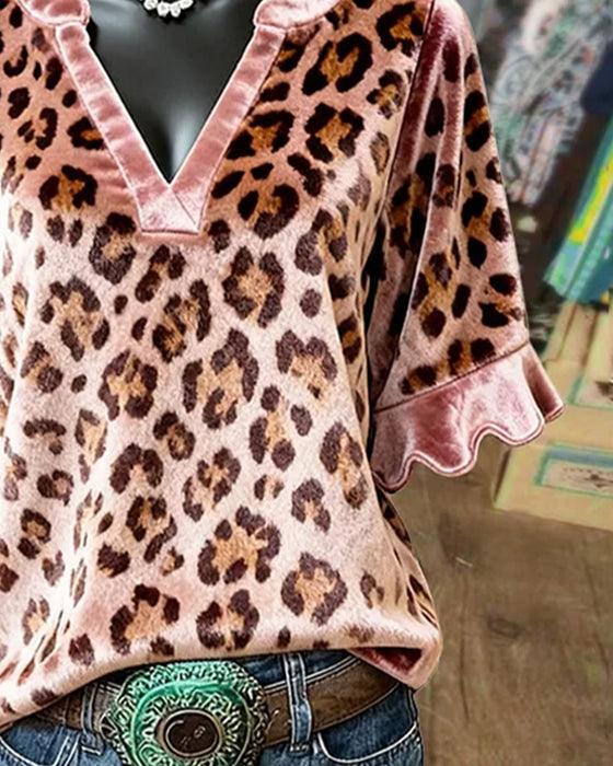 Kortermet Bluse Med V-Utringning Og Leopardprint