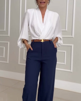 Mote ensfarget bluse med V-hals med lanterne