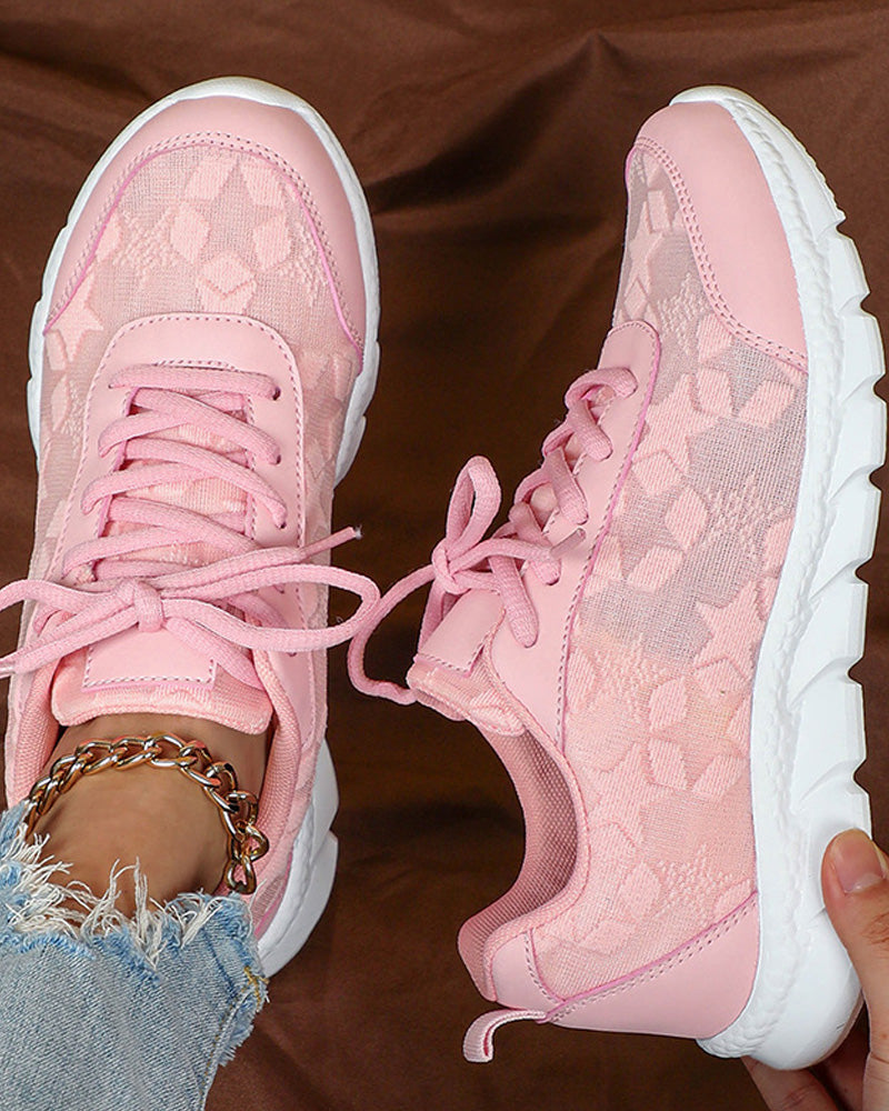 Enkle ensfargede pustende sneakers med snøring