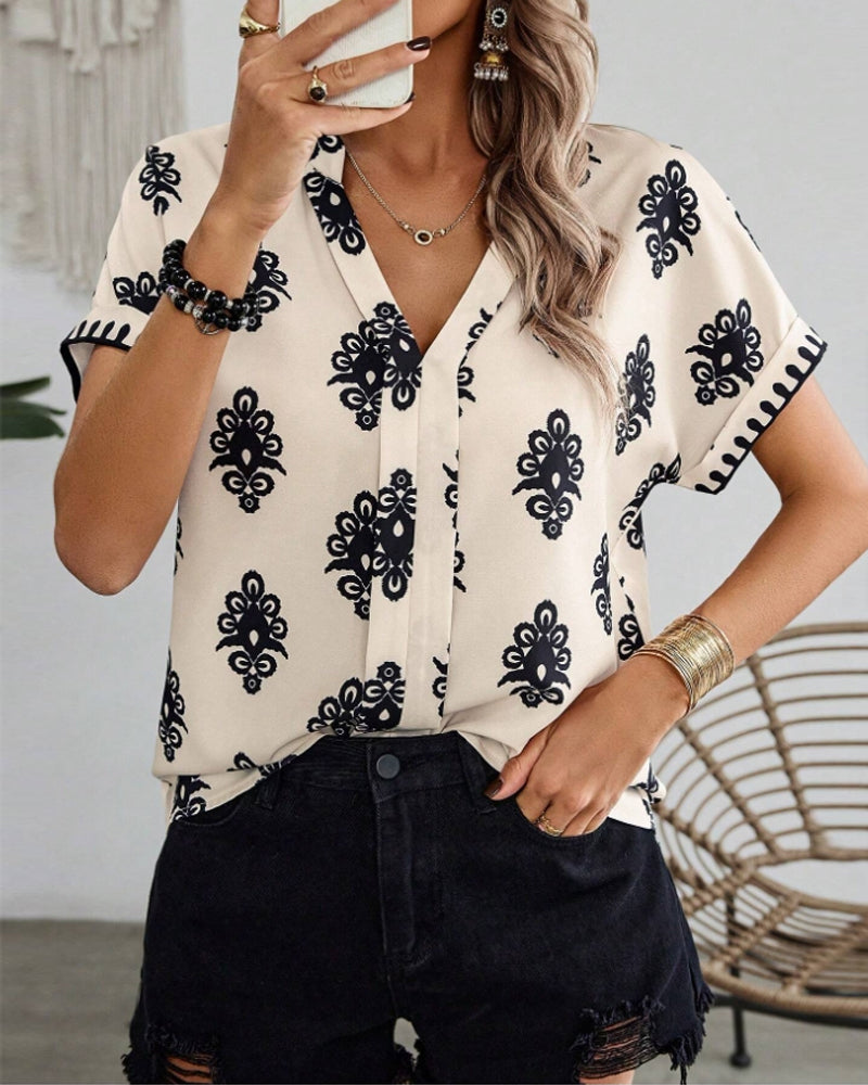 Kortermet elegant bluse med trykt V-hals
