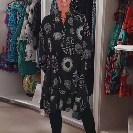 Uformell kjole med geometrisk trykk