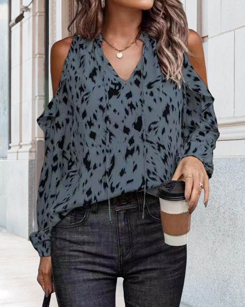 Kald skulder bluse med V-hals og volang