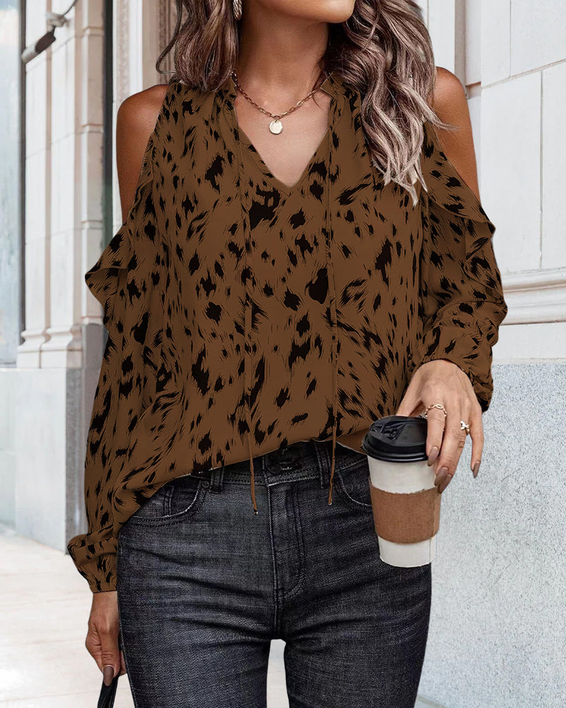 Kald skulder bluse med V-hals og volang