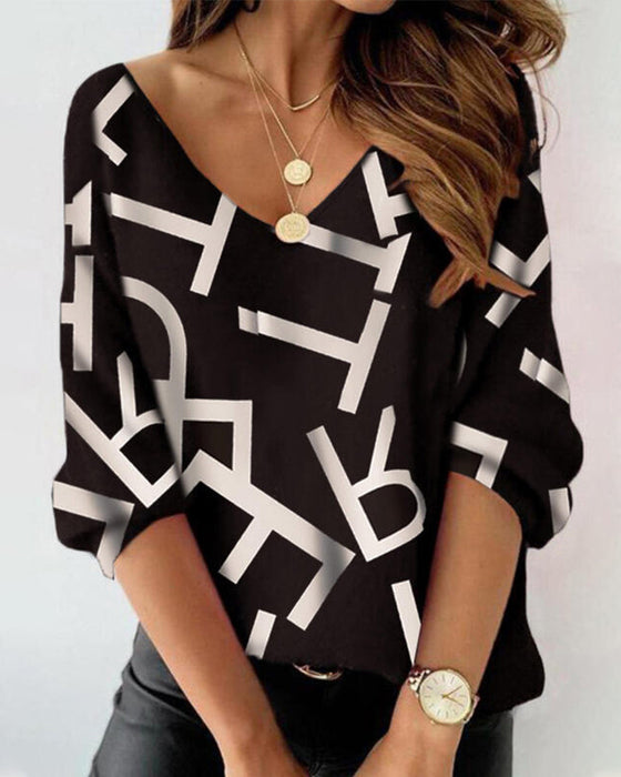 Langermet topp med bokstav- og fjærtrykk