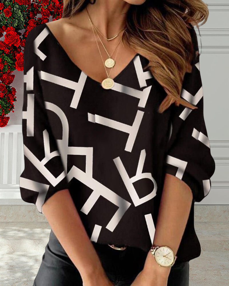 Langermet topp med bokstav- og fjærtrykk