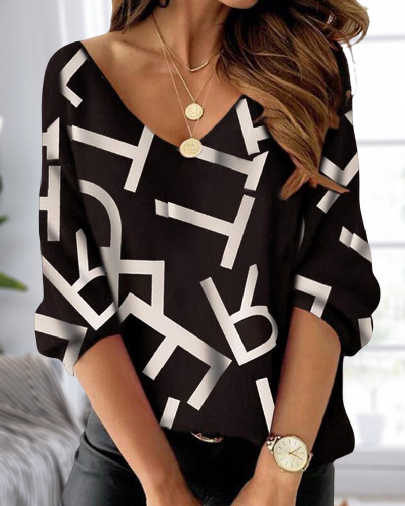 Langermet topp med bokstav- og fjærtrykk