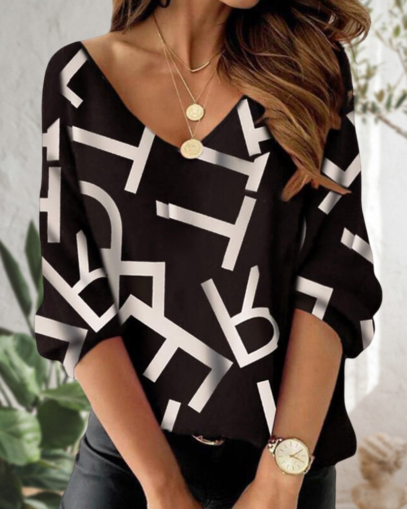 Langermet topp med bokstav- og fjærtrykk