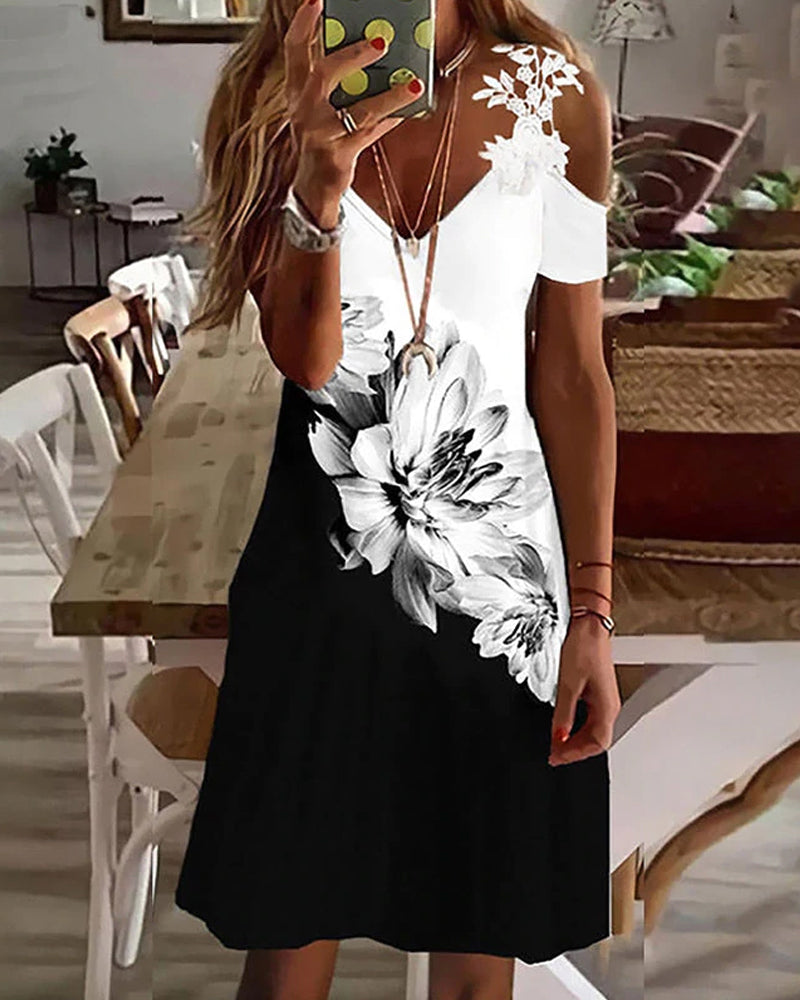 Blomstret strandsolkjole med kalde skuldre