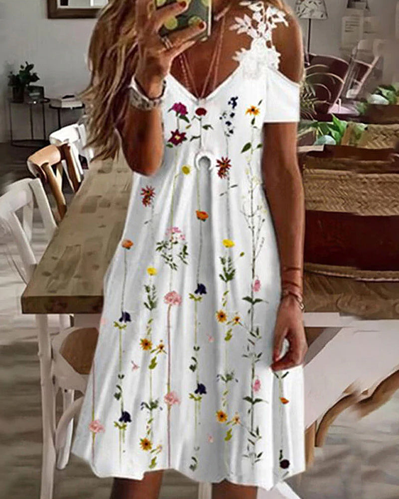 Blomstret strandsolkjole med kalde skuldre