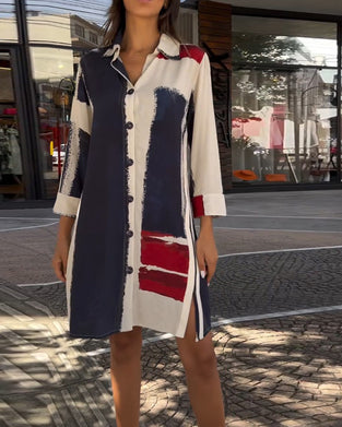 Kjole med jakkeslag og trykk og splitt