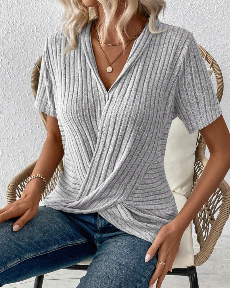 Casual bluse med korte ermer og korslagte bånd