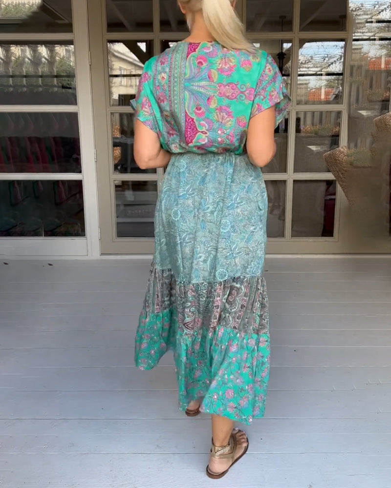 Elegant kjole med V-hals i trykk