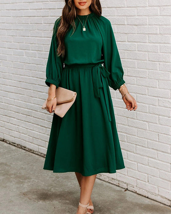 Elegant ensfarget kjole med rund hals