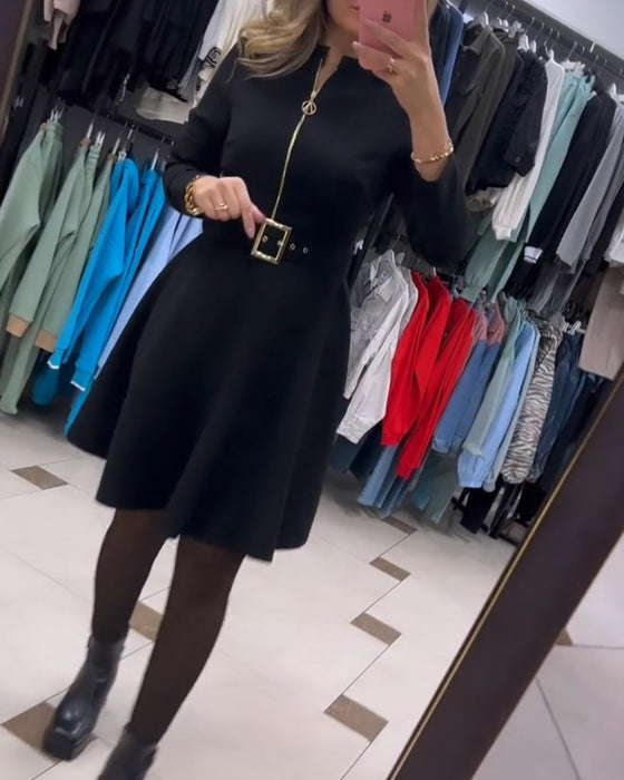 Enkel ensfarget kjole med glidelås