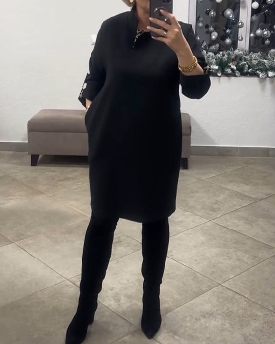 Ensfarget kjole med stående krage