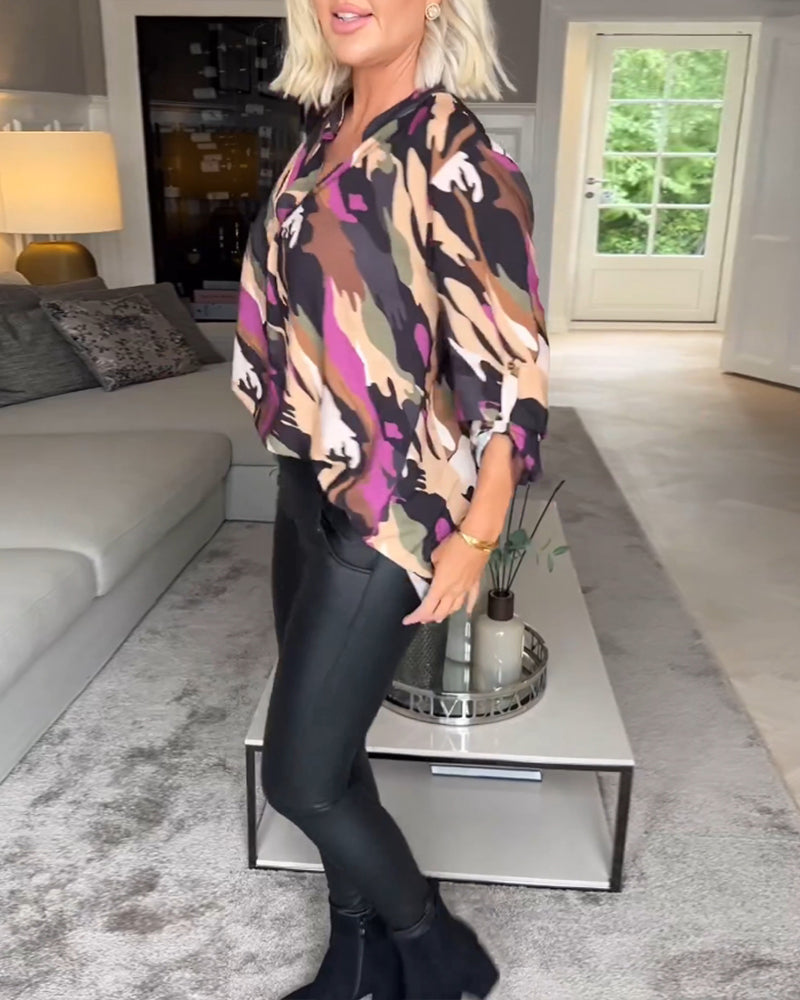Bluse med V-hals og tie-dye mønster