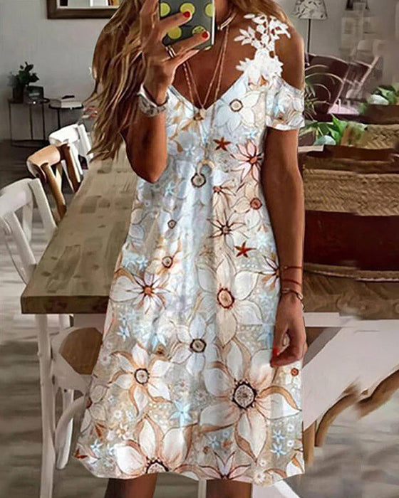 Blomstret strandsolkjole med kalde skuldre