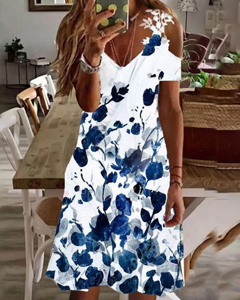 Blomstret strandsolkjole med kalde skuldre