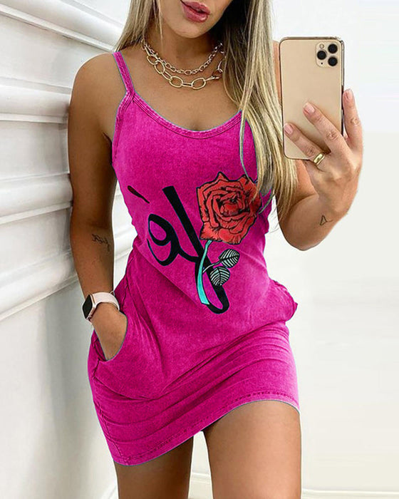 Kjole med rosetrykk og slim slip