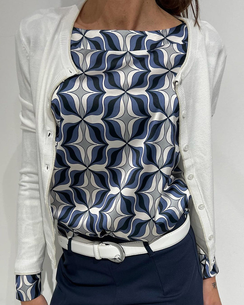 Topp med lange ermer og blomstermønster