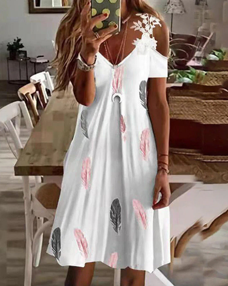 Blomstret strandsolkjole med kalde skuldre