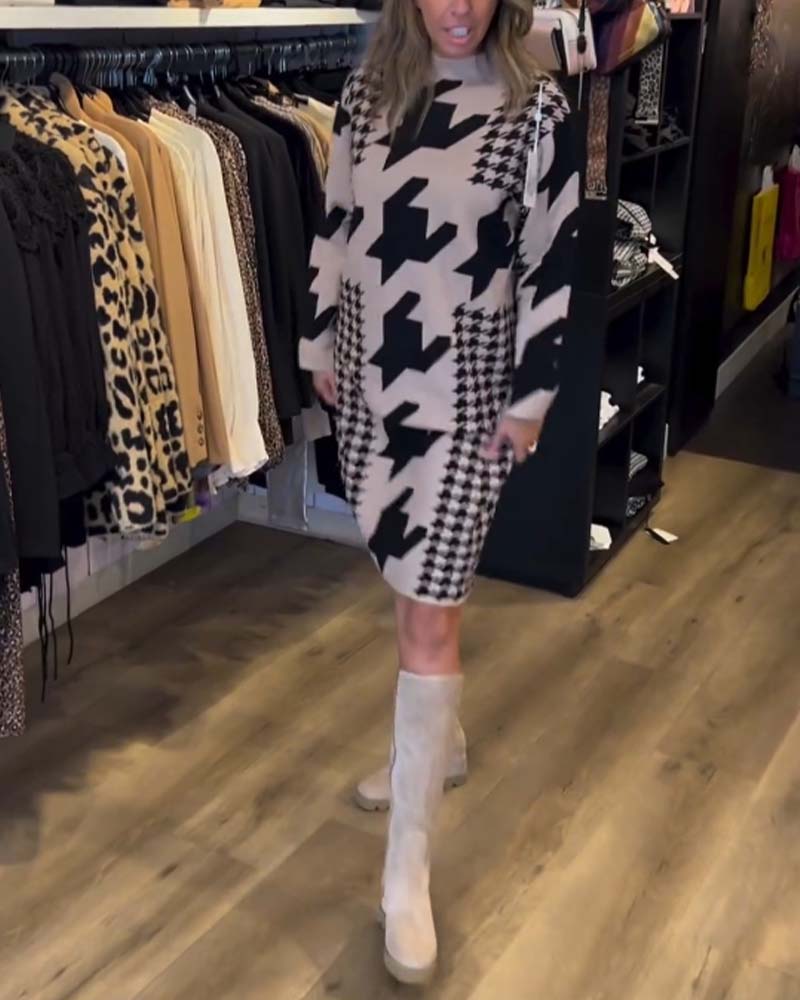 Kjole med langermet og houndstooth -mønster