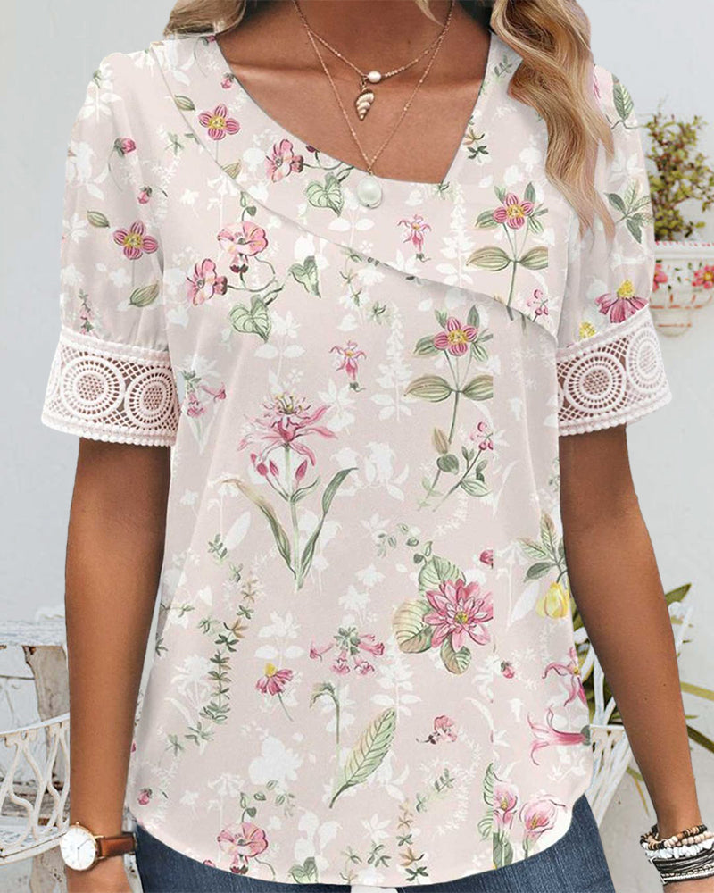 Topp med korte ermer og blomstermønster