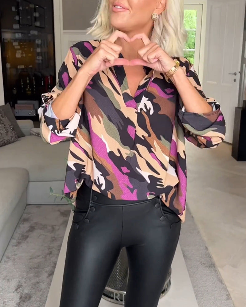 Bluse med V-hals og tie-dye mønster
