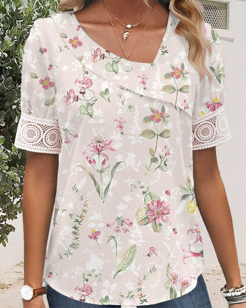 Topp med korte ermer og blomstermønster
