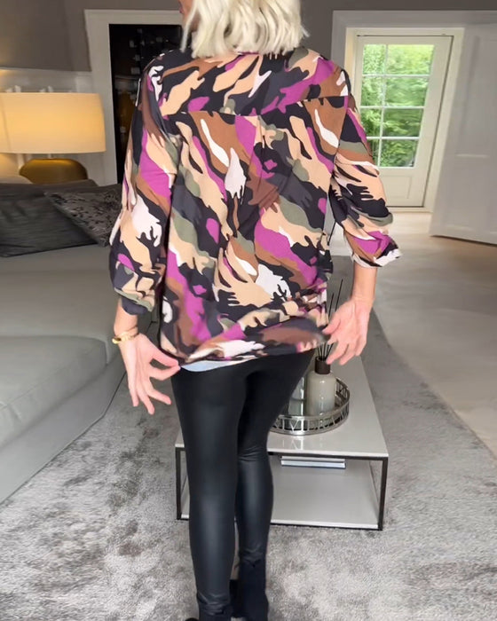 Bluse med V-hals og tie-dye mønster