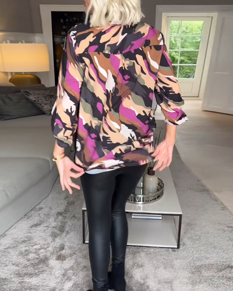Bluse med V-hals og tie-dye mønster